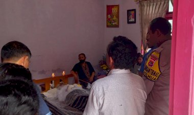 Ikut-Berbelasungkawa,-Bhabinkamtibmas-Sambangi-Warganya-Yang-Berduka