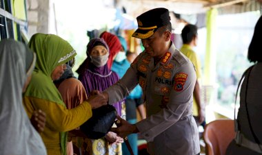 Peduli-Terhadap-Sesama,-Kapolresta-Kupang-Kota-Bagi-Sembako-Kepada-Buruh-Bangunan-di-Oeba. 