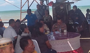 Warga-Apresisasi-Peran-Bhabinkamtibmas,-Kapolsek-Kelapa-Lima-Jumat-Curhat-Bersama-Warga-Oesapa-Selatan.