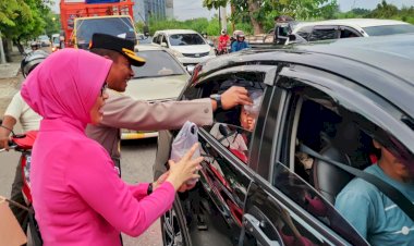 Bhayangkari-Peduli,-Bagi-Bagi-Takjil-Gratis-ke-Pengendara-di-Jalan-Frans-Seda-Kota-Kupang.