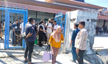 Arus-Mudik-Lebaran-1444-H-di-Pelabuhan-Tenau-Kupang-Mulai-Terjadi-Peningkatan,-Personel-Piket-Gabungan-Perketat-Pengamanan.