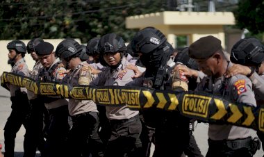 Tingkatkan-Kemampuan-Dalam-Pengendalian-Massa,-Kapolresta-Kupang-Kota-Pimpin-Seluruh-Personel-Latihan-Dalmas.