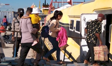 Pantau-Aktifitas-Orang-dan-Barang-di-Pelabuhan-Tenau,-Anggota-Polsubsektor-Turun-ke-Dermaga-Lokal