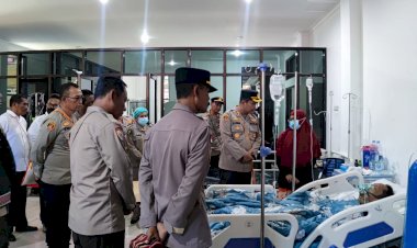 Rasa-Kepedulian-dan-Empati,-Wakapolresta-Kupang-Kota-Bersama-PJU-Jenguk-Anggota-yang-Jalani-Rawat-Inap-di-Rumah-Sakit