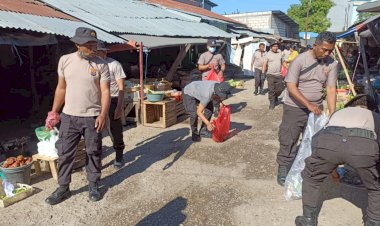 Jelang-Hari-Bhayangkara-Ke-77,-Polresta-Kupang-Kota-Gelar-Bakti-Sosial--di-Pasar-Tradisional