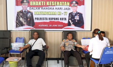 Sambut-Hari-Bhayangkara-ke-77,-Personel-Polresta-Kupang-Kota-Bersama-TNI-Ikut-Bhakti-Kesehatan-Donor-Darah