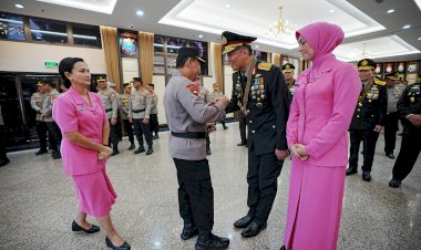 Kapolri-Sematkan-Tanda-Kehormatan-Bintang-Bhayangkara-Pratama-ke-22-Pati-Polri