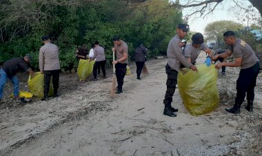 Polresta-Kupang-Kota-Bersama-Berbagai-Elemen-Masyarakat,-Bersihkan-Sampah-di-Kawasan-Wisata-Mangrove