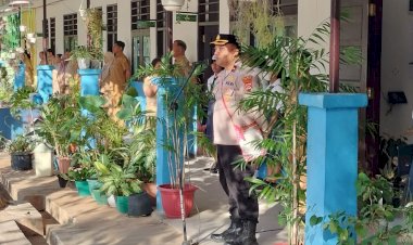 Kapolsek-Alak-Kompol-Edy,-Jadi-Pembina-Upacara-di-SMP-Negeri-6-Kota-Kupang