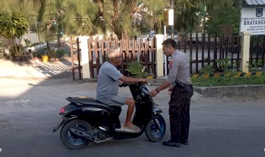 Ketertiban-dan-Keselamatan-Menjadi-Yang-Utama,-Personel-Polsek-Oebobo-Laksanakan-Gatur-Lalin-dan-Tindak-Pengendara-Lakukan-Pelanggaran