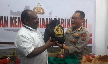 Kapolri-Salurkan-264,7-Ton-Beras-dan-1.500-Sembako-untuk-Warga-Papua-yang-Terdampak-Kekeringan