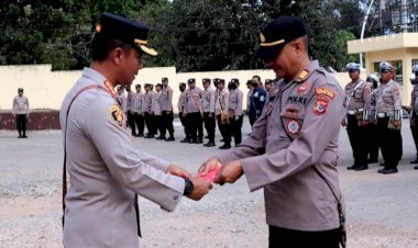 Komitmen-Dalam-Kebersihan-di-Lingkungan-Kerja,-Kapolresta-Kupang-Kota-Kembali-Berikan-Penghargaan-dan-Hukuman