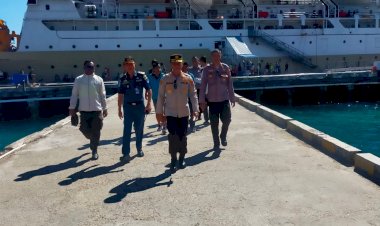 Datangi-Pelabuhan-Laut-Tenau-Kupang,-Kapolresta-Kombes-Krisna:-Penumpang-Merasa-di-Peras-Oleh-Portir,-Segera-Laporkan-ke-Loket-Pengaduan-di-Pelabuhan!