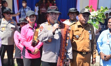 Kapolri-dan-Ketua-Umum-Bhayangkari-Tinjau-Bakti-Kesehatan-Polri-Presisi-di-Pulau-Palue-NTT.-