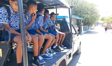 Membantu-Pelajar-Dan-Beri-Rasa-Aman,-Pospol-Baemopu-Mengantar-Anak-Sekolah-Dengan-Mobil-Patroli.