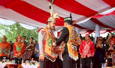 Disaksikan-Ribuan-Masyarakat,-Wakapolri-Dianugerahi-Warga-Kehormatan-Dayak-Kalteng-Dan-Bagikan-5.000-Paket-Bansos