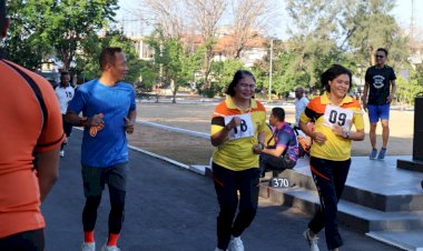 Di-Hari-Ke-Dua,-Kapolresta-Kupang-Kota-Ikuti-Tes-Kesamaptaan-Jasmani.