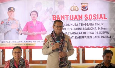 Kapolda-dan-Ketua-Bhayangkari-Daerah-NTT-Menyentuh-Hati-Masyarakat-Lansia-di-Sabu-Raijua