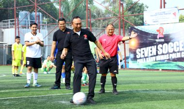 Perkuat-Sinergisitas,-Polri-dan-Jurnalis-Gelar-Seven-Soccer