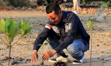 Rangkaian-HUT-HUmas-Polri-Ke-72,-Polresta-Kupang-Kota-Tanam-Anakan-Pohon-Mangrove-Untuk-Menjaga-kelestarian-Lingkungan