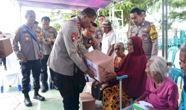 Kapolda-NTT-Berikan-Bantuan-Sosial-kepada-100-KK-di-Kecamatan-Kota-Waingapu