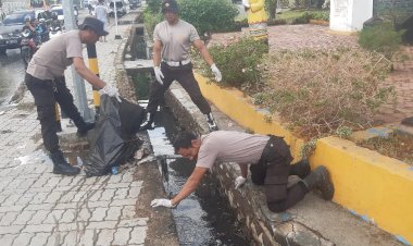 Cegah-Penyumbatan-Drainase,-Polsek-Oebobo-Bersih-Bersih-Sampah-di-Nunleu