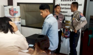Maki-Dan-Hina-Petugas,-Simson-Diamankan-Di-Mapolresta-Kupang-Kota