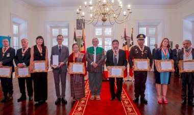 Anggota-Polri-Ipda-Fridus-Bere-Terima-Penghargaan-Medali-Kehormatan-dari-Presiden-Timor-Leste.-