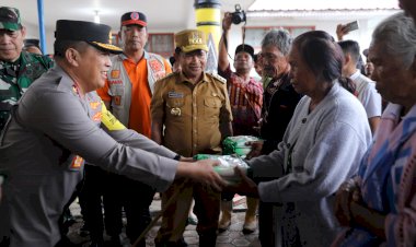 Kapolda-Sumut-Salurkan-Bantuan-dan-Pastikan-Pencarian-Korban-Longsor-di-Humbahas