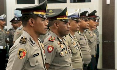 Kapolresta-Kupang-Kota-Kombes-Krisna-Pimpin-Upacara-Kenaikan-Pangkat-Personel