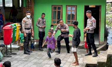 Bersatu-dalam-Bencana:-Personel-Polda-NTT-Berikan-Bantuan-di-Flotim.