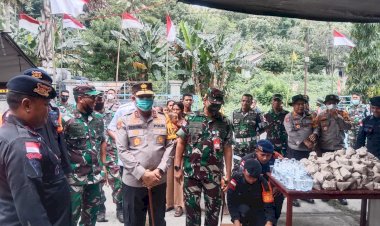 Kapolda-NTT-bersama-Danrem-161-dan-Danlanud-Eltari-Kupang-Berikan-Dukungan-Langsung-ke-Korban-Erupsi-Gunung-Lewotobi.-