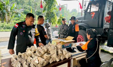 Brimob-Polda-NTT-Sediakan-Dapur-Lapangan-untuk-Korban-Erupsi-Gunung-Lewotobi