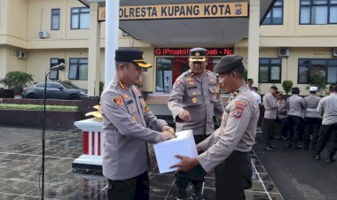 Kapolresta-Kombes-Aldinan-Manurung-Pimpin-Apel-Anev-dan-Berikan-Donasi-Bagi-Warga-Terdampak-Letusan-Gunung-Lewotobi-di-Flores-Timur