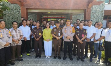 Kapolresta-Kupang-Kota-Beri-Kejutan-Ulang-Tahun-Kajari-Kota-Kupang