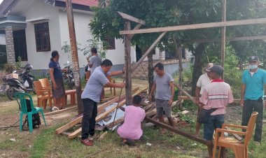 Polisi-RW-Bakti-Sosial-Bersama-Warga,-Bangun-Pos-Kamling-di-Liliba