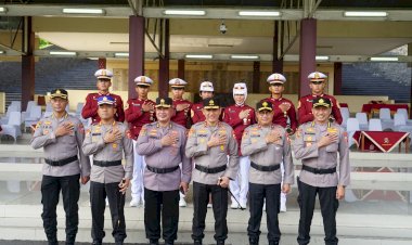 Kapolri-Beri-Pin-Emas-Kepada-Pengasuh-dan-Taruna-Berprestasi