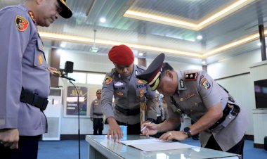 Masuk-Masa-Purna-Bhakti,-Kasat-Lantas -Kompol-Imanuel-Serahkan-Jabatan-Kepada-Kapolresta-Kupang-Kota