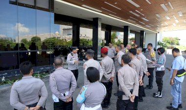 Personel-Polresta-Siaga-Amankan-Rapat-Pleno-Rekapitulasi-Penghitungan-Suara-Pemilu-Tingkat-Kota-Kupang