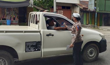 Hari-Ketiga-Pelaksanaan-Operasi-Keselamatan-Turangga-2024,-Polresta-Kupang-Kota-Berikan-Himbauan-dan-Bagikan-Brosur-Keselamatan-Berlalulintas.
