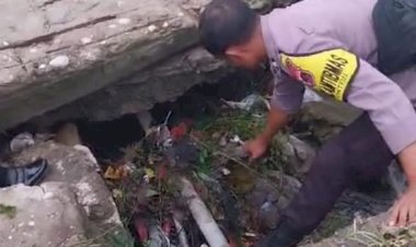 Bhabinkamtibmas-Fontein-Polresta-Kupang-Kota-Bersihkan-Saluran-Air-yang-Tersumbat-Sampah