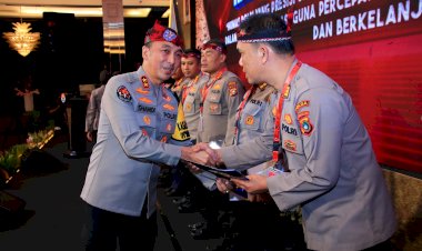 Kadiv-Humas-Polri-Beri-Penghargaan-ke-7-Anggota-dengan-Nilai-Sertifikasi-Kompetensi-Terbaik