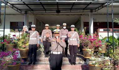 Dikmas-Lantas,-Kasat-Lantas-Lakukan-Pembinaan-dan-Penyuluhan-ke-Siswa-SMA-N-2-Kupang