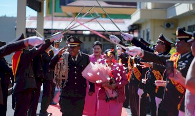 Tradisi-Pedang-Pora-Lepas-Purna-Tugas-Kabag-SDM-Polresta-Kupang-Kota