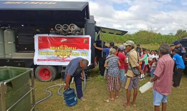 Satbrimob-Polda-NTT-Gelar-Bakti-Sosial-di-SDN-Oeseu:-Makan-Gratis,-Layanan-Kesehatan,-dan-Air-Bersih-untuk-Warga