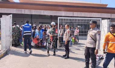 Sinergisitas-TNI-dan-Polri,-Amankan-Penumpang-di-Pelabuhan-Laut-Tenau-Kupang