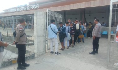 Pengamanan-Embarkasi-di-Terminal-Helong,-Personel-Polsubsektor-Pelabuhan-Tenau-Ciptakan-Rasa-Aman-Bagi-Penumpang