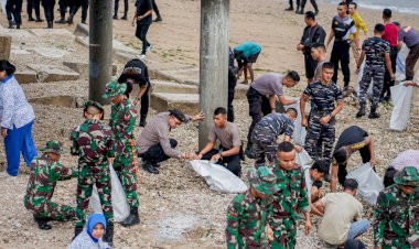 Kapolsek-Kota-Lama-Turut-dalam-Kegiatan-Pembersihan-Pantai-Teddis-bersama-Satgas-Trisila-&-Lantamal-VII-Kupang.