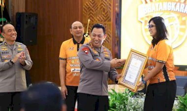 Penghargaan-Kapolri-untuk-Jakarta-Bhayangkara-Presisi-dan-Popsivo-Polwan-atas-prestasi-di-Proliga-2024