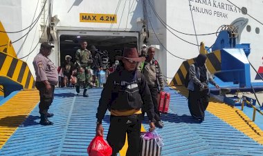 Kolaborasi-Personel-Polsubsektor-Bersama-Satgas-di-Pelabuhan-Tenau,-Amankan-Debarkasi-Penumpang